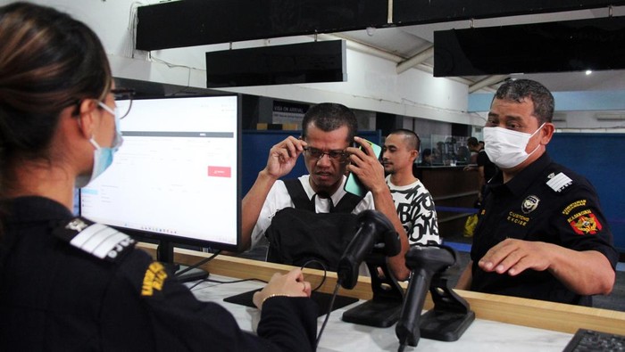 Sejumlah pekerja migran yang dideportasi dari Malaysia mendengarkan pengarahan dari petugas setibanya di Pelabuhan Pelindo Dumai, Riau, Kamis (16/10/2025). Sebanyak 41 orang pekerja migran Indonesia (PMI) dideportasi oleh otoritas Malaysia ke tanah air lewat Dumai karena melanggar ijin tinggal dan bekerja tanpa ijin di negara tetangga itu. ANTARA FOTO/Aswaddy Hamid