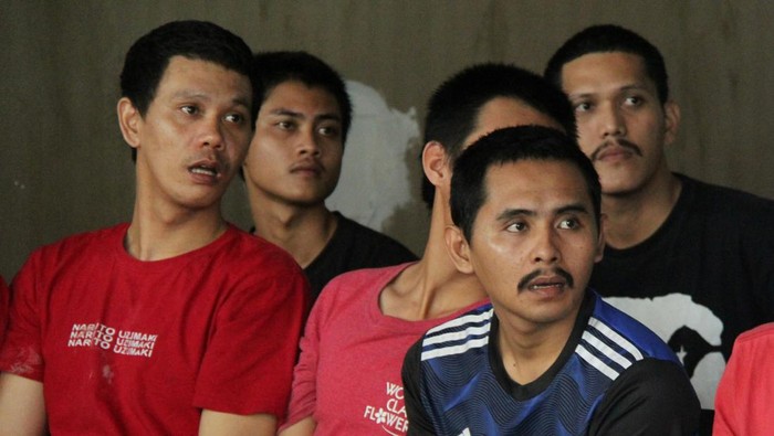 Sejumlah pekerja migran yang dideportasi dari Malaysia mendengarkan pengarahan dari petugas setibanya di Pelabuhan Pelindo Dumai, Riau, Kamis (16/10/2025). Sebanyak 41 orang pekerja migran Indonesia (PMI) dideportasi oleh otoritas Malaysia ke tanah air lewat Dumai karena melanggar ijin tinggal dan bekerja tanpa ijin di negara tetangga itu. ANTARA FOTO/Aswaddy Hamid