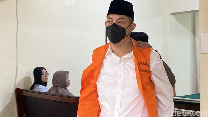 AKP Hariyadi, terdakwa penganiayaan Darso, warga Mijen, saat sidang putusan di Pengadilan Negeri (PN) Semarang, Kecamatan Semarang Barat, Kota Semarang, Kamis (16/10/2025).