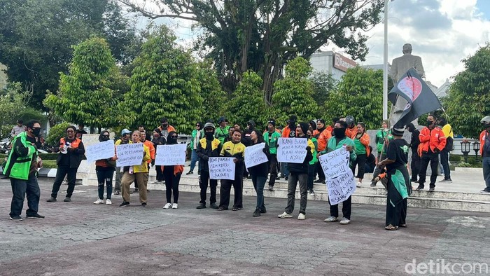 Massa Ojol Geruduk DPRD DIY Minta Dukungan Aksi Serentak 20 November