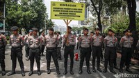 Polisi menjaga jalannya aksi. Data Badan Pusat Statistik (BPS) mencatat impor kedelai Indonesia mencapai 4,5 juta ton pada 2024, sebagian besar dari Amerika Serikat. SPI menilai lonjakan impor ini mencerminkan lemahnya kedaulatan pangan nasional karena kebutuhan pokok rakyat justru bergantung pada pasar global.  
