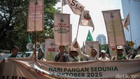 Massa yang tergabung dalam Serikat Petani Indonesia (SPI) menggelar aksi di kawasan Jakarta Pusat, Kamis (16/10/2025). SPI menegaskan bahwa reforma agraria merupakan kunci utama untuk mewujudkan kedaulatan pangan nasional.