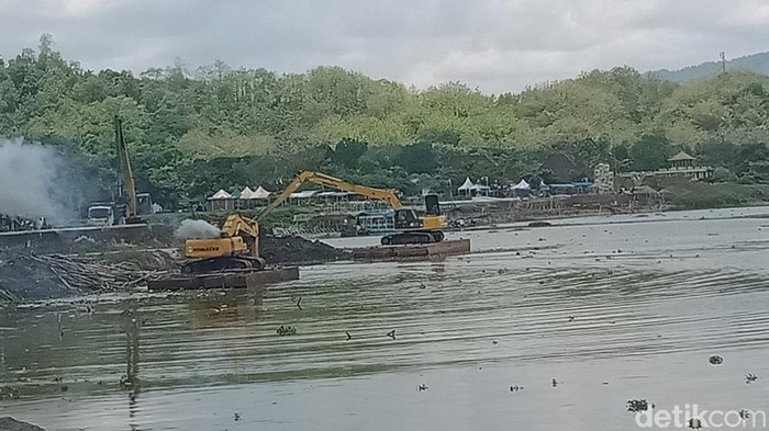 Alat-alat berat melakukan revitalisasi Rawa Jombor, Klaten, Kamis (16/10/2025).
