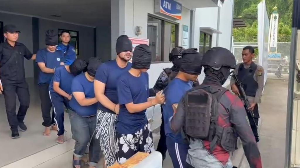 Penampakan Ammar Zoni Dipindahkan ke Nusakambangan, Mata Ditutup
