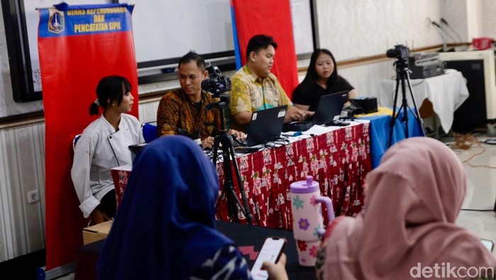 Antusias Pelajar Rekam KTP di Sekolah Petugas dari Dinas Kependudukan dan Pencatatan Sipil (Disdukcapil) DKI Jakarta melakukan perekaman KTP di SMKn 32 Jakarta, Kamis (16/10/2025).Β Kali ini, kegiatan dilaksanakan di SMK Negeri 32 Jakarta dengan target sebanyak 70 siswa yang belum melakukan perekaman data.