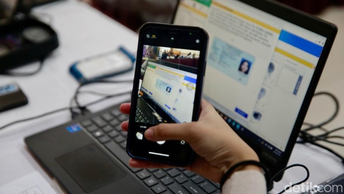 Petugas dari Dinas Kependudukan dan Pencatatan Sipil (Disdukcapil) DKI Jakarta melakukan perekaman KTP di SMKn 32 Jakarta, Kamis (16/10/2025). Kali ini, kegiatan dilaksanakan di SMK Negeri 32 Jakarta dengan target sebanyak 70 siswa yang belum melakukan perekaman data.