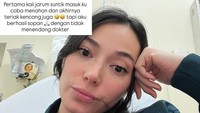 Asmirandah mengaku masih bisa tertawa ketika dokter menjelaskan suntik bius di kakinya akan terasa sakit. Pertama kali jarum suntik masuk ku coba menahan dan akhirnya teriak kencang juga, tapi aku berhasil sopan dengan tidak menendang dokter, cerita Asmirandah.  Foto: Instagram @asmirandah89