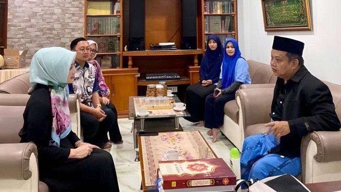 Atalia Praratya Sowan ke Ketua PCNU Bandung Anggota Komisi VIII DPR Atalia Praratya (kiri) bersilaturahmi dengan Ketua Pengurus Cabang Nahdlatul Ulama Kota Bandung K.H. Ahmad Haedar (kanan), Rabu (15/10/2025).