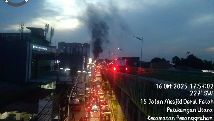 Bangunan di Jalan Ciledug Raya, Jakarta Selatan (Jaksel) terbakar. Kebakaran ini berdampak pada layanan bus TransJakarta (TransJ). (dok TransJakarta)