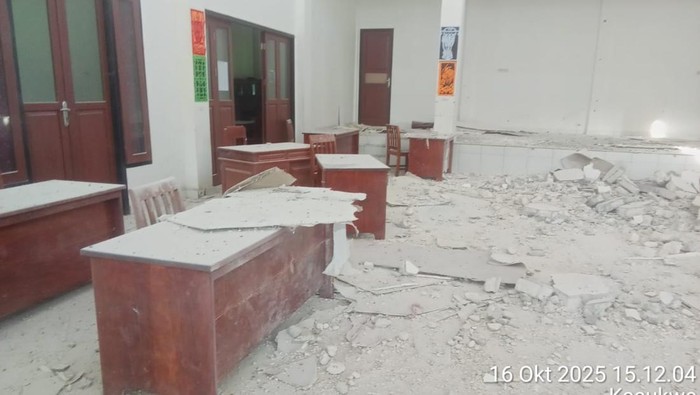 Bangunan rusak terdampak gempa di Sarmi, Papua (dok. BNPB)