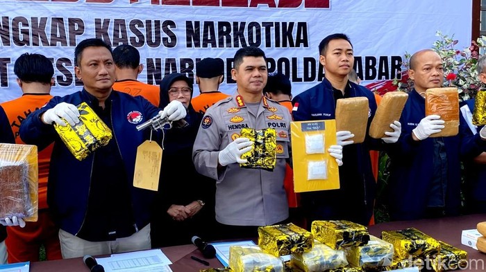 Barang bukti senpi dengan peluru AK-47 yang bisa membuat nyawa melayang