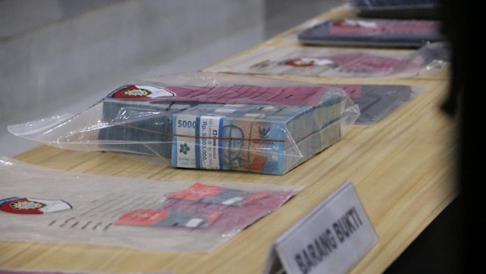 Barang bukti uang terkait kasus dugaan pemerasan JS, ketua ormas di Pekanbaru, Riau. Barang bukti uang terkait kasus dugaan pemerasan JS, ketua ormas di Pekanbaru, Riau.