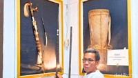 Salah satu yang menonjol adalah koleksi senjata tajam seperti mandau, bujak, dan tameng. Seperti mandau dengan gagang dan sarung terbuat dari tulang ini, berhias ukiran tengkorak dan anyaman rotan yang kokoh.Ishak Usman, pemandu di stand pameran Dayak Kayan menjelaskan makna benda-benda tersebut kepada pengunjung. Ia menyebut benda-benda ini bukan sekadar barang kuno, melainkan saksi bisu perjalanan panjang peradaban masyarakat maupun prajurit suku Kayan.