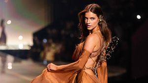 7 Foto Cantiknya Barbara Palvin Tampil di Victorias Secret Meski Kaki Patah