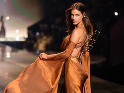 7 Foto Cantiknya Barbara Palvin Tampil di Victorias Secret Meski Kaki Patah