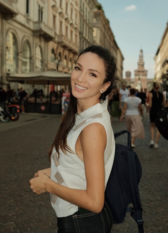 Blerta Celibashi adalah wanita asal Tirana, ibu kota Albania. Dalam beberapa tahun terakhir, wanita 27 tahun itu mulai menapaki dunia fotografi politik dan komunikasi visual. Ia pernah menjadi fotografer serta kurator citra untuk Partai Demokrat Albania dan tokoh politik ternama Lulzim Basha. Foto: dok. Instagram @blerta_c