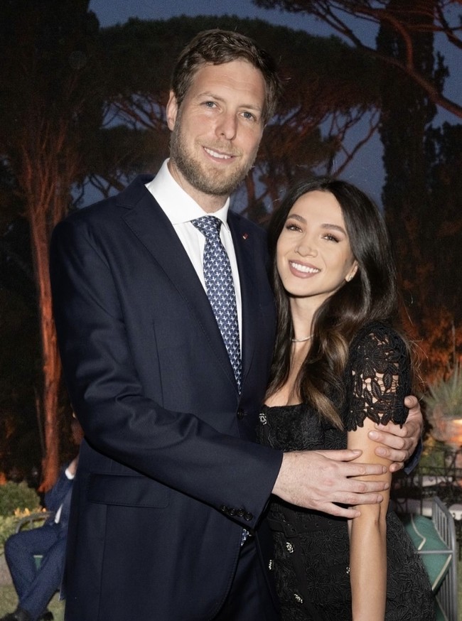 Hubungan keduanya pun tak lepas dari isu perselingkuhan. Pangeran Leka disebut-sebut berselingkuh dengan Blerta saat masih menikah dengan Elia Zaharia. Namun sang pangeran membantahnya.  Foto: dok. Instagram @blerta_c