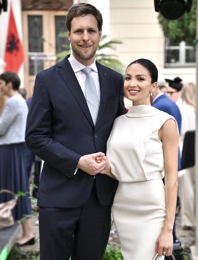Kini setelah enam bulan resmi bercerai dari Elia, Pangeran Leka mengumumkan pertunangannya. Dalam pernyataan resminya, istana menyampaikan bahwa momen bahagia itu dirayakan di kawasan indah Ksamil, Albania Selatan, di hadapan keluarga dan sahabat dekat.  Foto: dok. Instagram @blerta_c