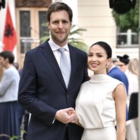 Kini setelah enam bulan resmi bercerai dari Elia, Pangeran Leka mengumumkan pertunangannya. Dalam pernyataan resminya, istana menyampaikan bahwa momen bahagia itu dirayakan di kawasan indah Ksamil, Albania Selatan, di hadapan keluarga dan sahabat dekat.  Foto: dok. Instagram @blerta_c