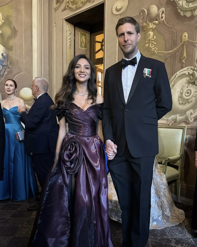 Dia pun belakangan terlibat di acara-acara bangsawan. Tampaknya Pangeran Leka semakin memperkenalkan dunia baru untuk Blerta.  Foto: dok. Instagram @blerta_c