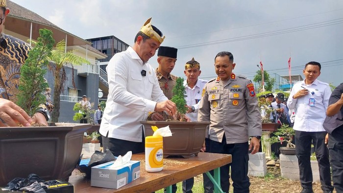 Kepala BNN, Komjen Suyudi Ario Seto melakukan kunjungan ke Desa Bersinar Bulukerto, Kecamatan Bumiaji, Kota Batu