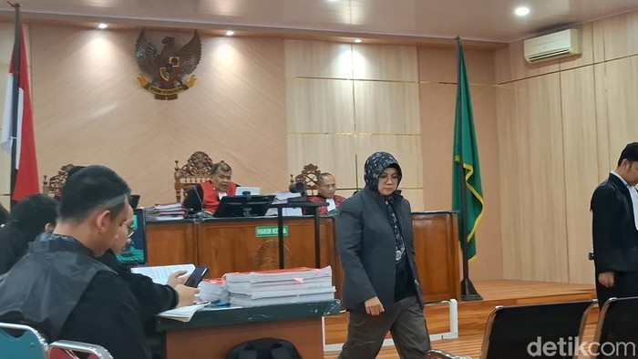 Bupati Siak Afni usai diperiksa sebagai saksi. (Raja Adil Siregar/detikSumut)