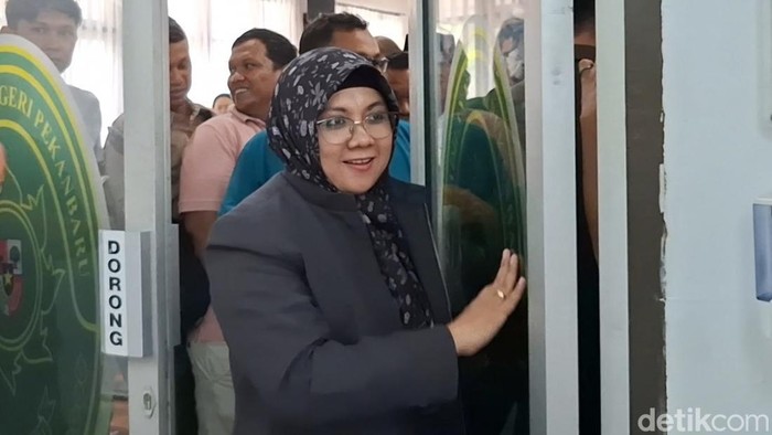 Hakim ke Bupati Afni di Sidang PT SSL, Singgung Orang Tua-Karyawan Meninggal