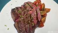 Tak boleh terlewatkan ada Wagyu MB7+ Rib Eye Cap yang disajikan bersama tomat panggang, salad, dan brokoli panggang. Dagingnya empuk dan juicy, terasa lumer saat disantap. Foto: Yenny Mustika Sari/detikcom