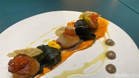 Atlantic Scallop juga tak boleh dilewatkan. Chef Andros menyajikannya dengan rumput laut, ikura, dan saus dari terong panggang. Foto: Yenny Mustika Sari/detikcom