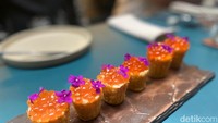 Ini merupakan menunFish Kueh Pie Tee, salah satu menu appetizer yang ditawarkan oleh Chef Andros Gunawan. Tampak seperti pangsit goreng dengan isian ikan yang padat dan terdapat sensasi gurih umami dari ikura. Foto: Yenny Mustika Sari/detikcom