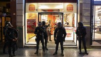 Polisi berjaga di depan restoran Burger King di Madrid, Spanyol, Rabu (15/10/2025). Restoran waralaba asing menjadi salah satu titik sasaran protes dalam aksi solidaritas Palestina. REUTERS/Violeta Santos Moura 