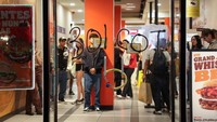 Coretan grafiti tampak di pintu masuk restoran Burger King di Madrid, Spanyol, Rabu (15/10/2025). Aksi mogok umum pro Palestina menyisakan jejak di sejumlah gerai usaha. REUTERS/Violeta Santos Moura 