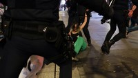 Seorang demonstran ditangkap polisi saat aksi mogok umum di Madrid, Spanyol, Rabu (15/10/2025). Bentrokan terjadi ketika aparat membubarkan massa pro Palestina. REUTERS/Violeta Santos Moura 