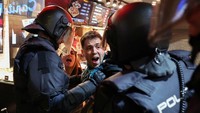 Aparat kepolisian terlibat baku dorong dengan demonstran dalam aksi mogok umum di Madrid, Spanyol, Rabu (15/10/2025). Bentrokan pecah di tengah aksi solidaritas untuk Palestina. REUTERS/Violeta Santos Moura 