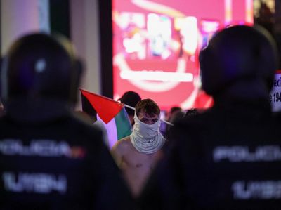 Demonstran-Polisi Bentrok Saat Aksi Solidaritas Palestina di Madrid