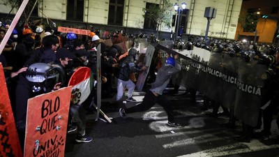 Demonstrasi Antikorupsi di Peru Memanas, Massa Bentrok dengan Polisi