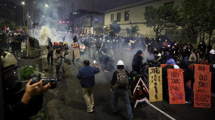 University students, union workers and members of civil and political groups protest against rising crime, economic insecurity, and corruption, a day after President Jose Jeri presented his cabinet, in Lima, Peru, October 15, 2025. REUTERS/Sebastian Castaneda