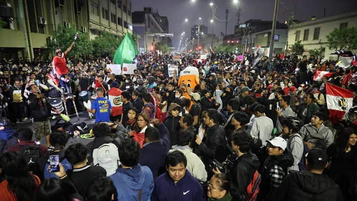 University students, union workers and members of civil and political groups protest against rising crime, economic insecurity, and corruption, a day after President Jose Jeri presented his cabinet, in Lima, Peru, October 15, 2025. REUTERS/Sebastian Castaneda