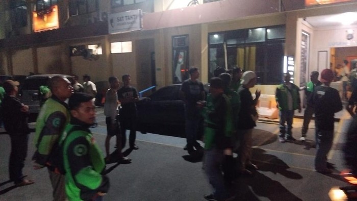 Sejumlah driver ojol saat mengantarkan rekannya melapor ke Polres Bantul karena menjadi korban penganiayaan, Rabu (15/10/2025) malam.