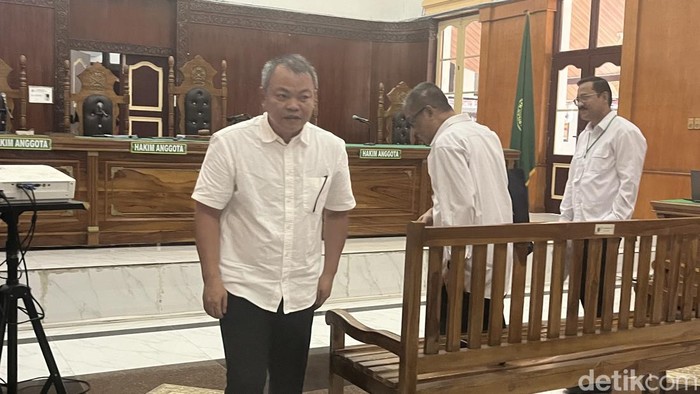 Eks PPK 1.4 PJN Wilayah I Sumut Helianto saat jadi saksi di Pengadilan Negeri Medan, perkara korupsi proyek jalan. (Kartika Sari//detikSumut)