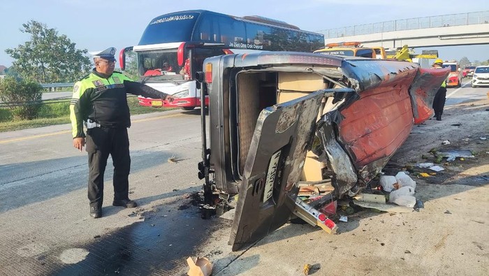 Elf Terguling di Tol Jomo gegara Pecah Ban, 14 Orang Luka