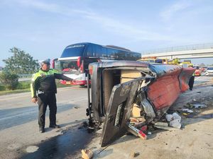 Elf Terguling di Tol Jomo gegara Pecah Ban, 14 Orang Luka