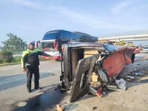 Elf Terguling di Tol Jomo gegara Pecah Ban, 14 Orang Luka