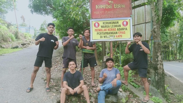 Warga Kelurahan Leoran, Kabupaten Enrekang, Sulawesi Selatan (Sulsel) menolak rencana eksplorasi tambang emas di Sungai Leoran dan Baka.