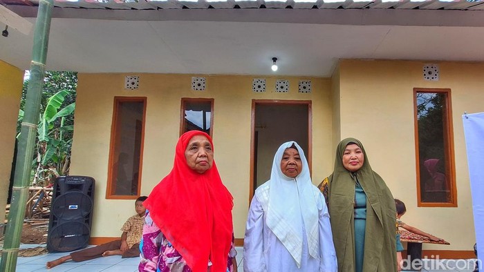 Eulis sekeluarga di rumah yang baru direnovasi