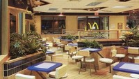 Konsep restoran McDonalds di era 80-an lebih seperti tempat makan keluarga. Dahulu bahkan setiap restorannya dilengkapi dengan tanaman hijau walaupun di dalam ruangan. Foto: Cheapism