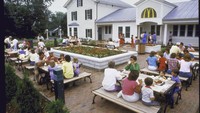 Pada 1980-an, ada sebuah gerai McDonalds yang punya desain unik. Alih-laih di dalam restoran tertutup, ada area makan luar ruangan di tengah kebun. Foto: Cheapism