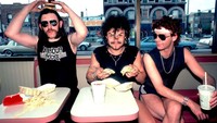 Band legendaris Motorhead, ternyata pecinta burger dari gerai cepat saji. Waktu makannya diisi dengan agenda duduk di restoran sambil menikmati burger, kentang goreng, dan soda. Foto: Cheapism