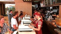 Mesin-mesin kasir besar telah digunakan di restoran cepat saji sejak dahulu. Suasana di restoran Burger King ini mengabadikan suasana 80-an dengan kental. Foto: Cheapism