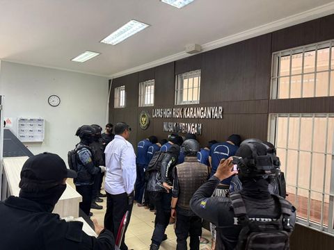 Foto-foto Penampakan Ammar Zoni Dipindah ke Nusakambangan